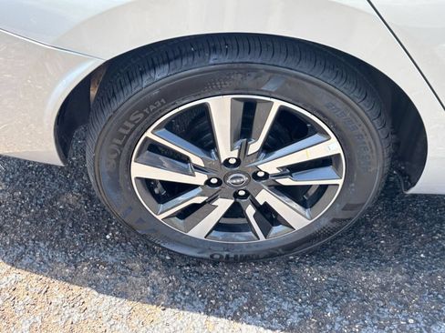 Used 2025 Nissan Versa SV FWD image 28