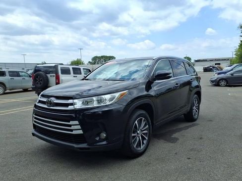Used 2018 Toyota Highlander XLE FWD image 3