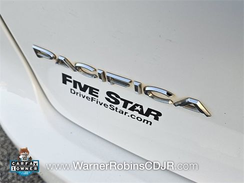 Used 2018 Chrysler Pacifica Touring-L image 12