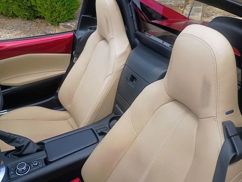 Used 2020 MAZDA MX-5 Miata RF Grand Touring RWD image 17