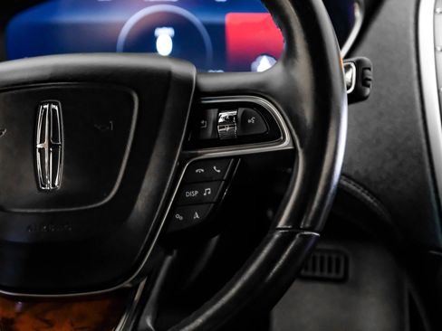 Used 2019 Lincoln Nautilus Select image 12