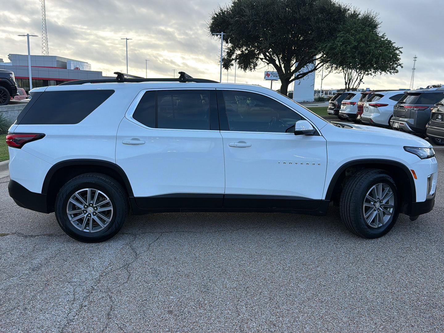 Used 2023 Chevrolet Traverse LT FWD image 2
