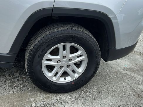 Used 2024 Jeep Grand Cherokee Laredo w/ Trailer Tow Package image 12