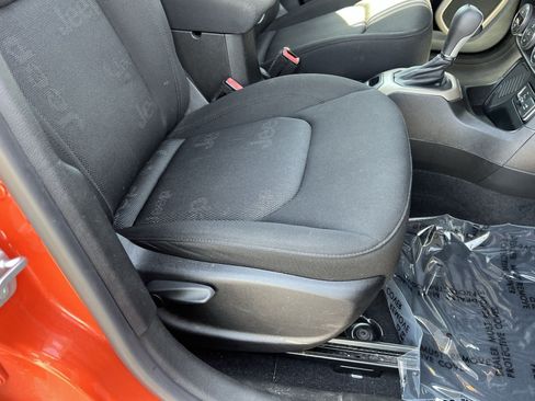 Used 2017 Jeep Renegade Latitude w/ Popular Equipment Group FWD image 31