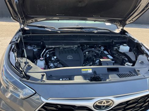 Used 2024 Toyota Highlander XLE FWD image 22