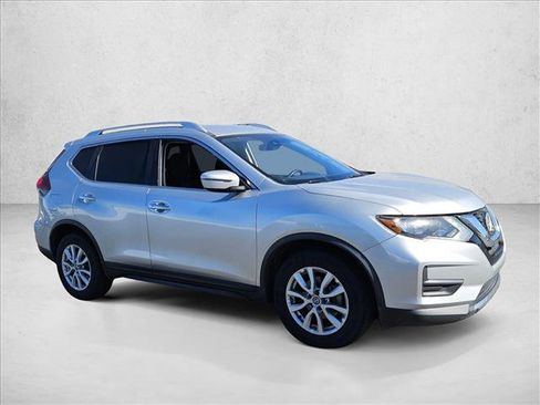 Used 2019 Nissan Rogue SV image 2