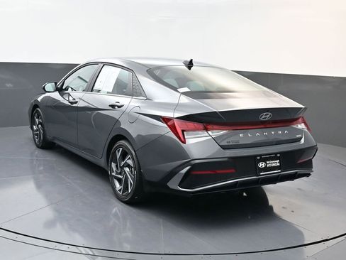 Certified 2025 Hyundai Elantra Limited image 5
