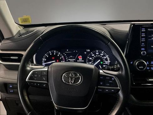 Used 2021 Toyota Highlander XLE AWD/4WD image 17