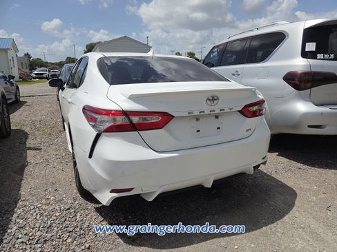 Used 2020 Toyota Camry SE FWD image 8