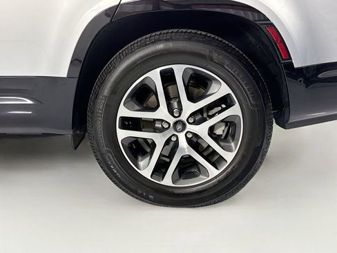 Used 2024 Land Rover Defender 130 X-Dynamic SE image 32