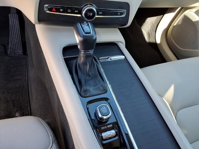 Used 2020 Volvo XC90 T6 Momentum AWD/4WD image 24