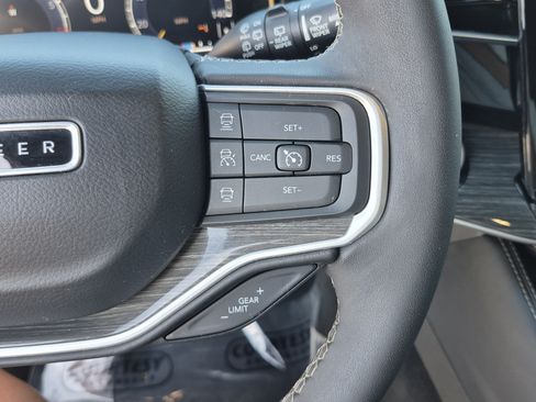 Used 2022 Jeep Wagoneer Series III w/ Premium Group I AWD/4WD image 35