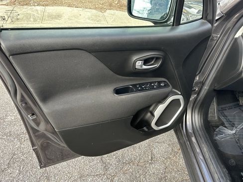 Used 2020 Jeep Renegade Latitude w/ Safety & Security Group II image 11