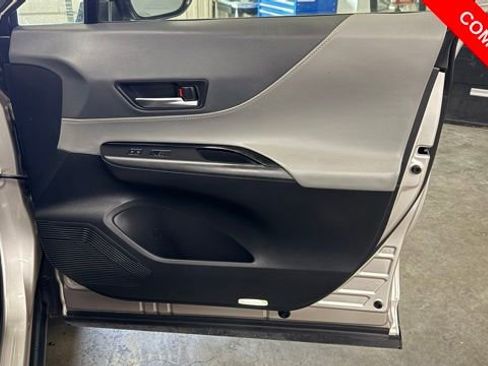 Used 2021 Toyota Venza LE image 17