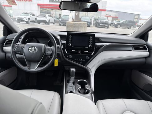 Used 2024 Toyota Camry SE image 11