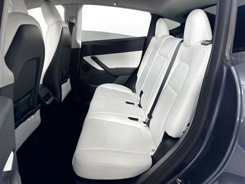 Used 2022 Tesla Model Y Long Range image 27