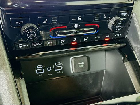 Used 2023 Jeep Grand Cherokee Limited w/ Black Appearance Package image 8