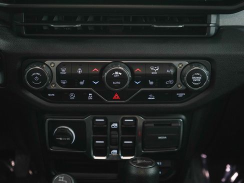 Used 2024 Jeep Gladiator Sport AWD/4WD image 19