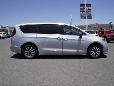 Used 2023 Chrysler Pacifica Limited image 3
