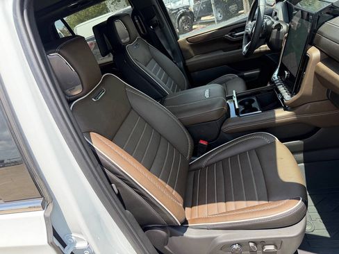 Used 2026 GMC Yukon Denali Ultimate w/ LPO, Floor Liner Package AWD/4WD image 9