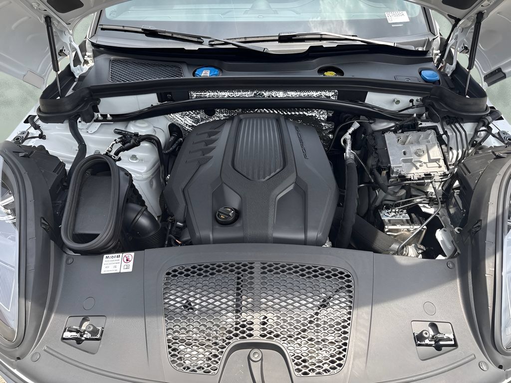 Used 2024 Porsche Macan AWD/4WD image 12