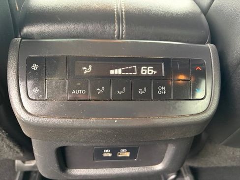 Used 2022 Nissan Pathfinder SL AWD/4WD image 31