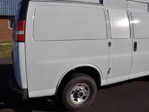 Used 2015 GMC Savana 2500 LS w/ Cold Climate Package RWD image 10