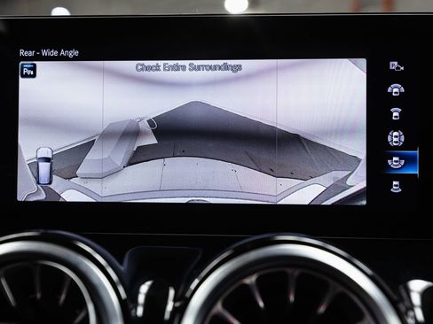 Used 2023 Mercedes-Benz GLB 250 4MATIC image 18