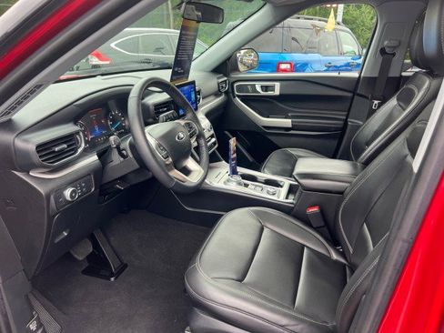 Certified 2022 Ford Explorer XLT w/ Equipment Group 202A image 7