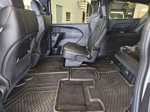 New 2025 Chrysler Pacifica Select w/ Fav Edition Package FWD image 15