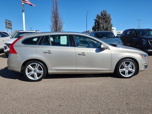 Used 2017 Volvo V60 T5 Premier w/ Convenience Package image 2