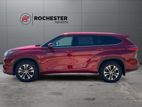Certified 2020 Toyota Highlander XLE AWD/4WD image 2