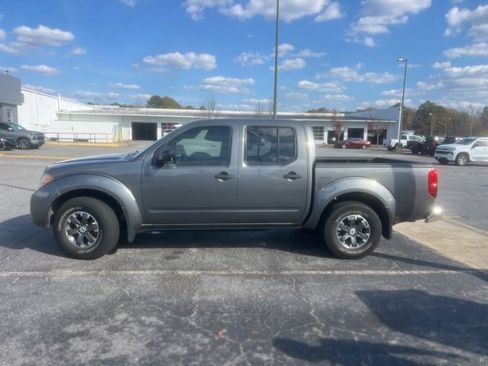 Used 2019 Nissan Frontier SV image 2