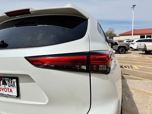 Used 2021 Toyota Highlander LE image 12