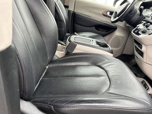 Used 2018 Chrysler Pacifica Touring-L Plus image 13