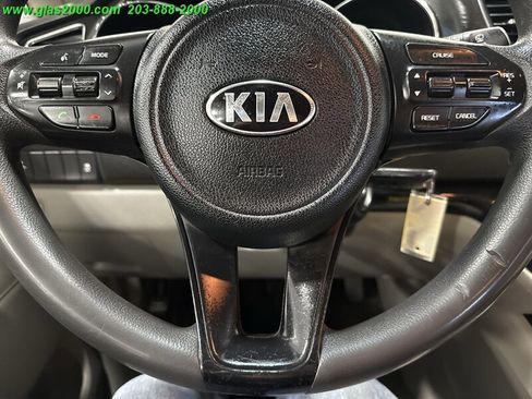 Used 2018 Kia Sedona L image 22