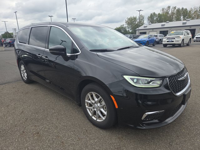 Used 2026 Chrysler Pacifica Select FWD image 3