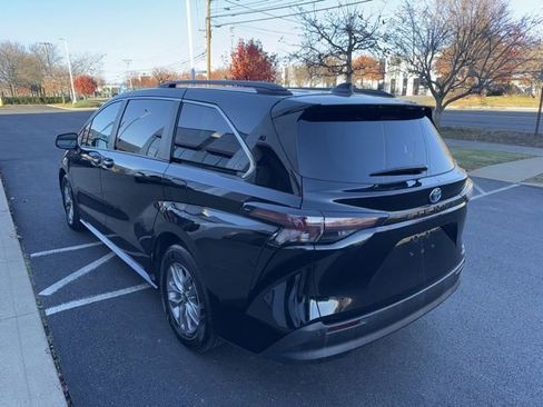 Used 2024 Toyota Sienna XLE image 6