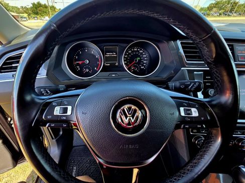 Used 2018 Volkswagen Tiguan SE w/ Panoramic Sunroof Package FWD image 10