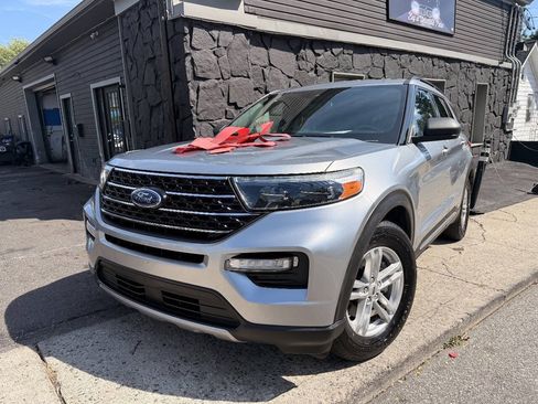 Used 2020 Ford Explorer XLT w/ Equipment Group 202A RWD image 2