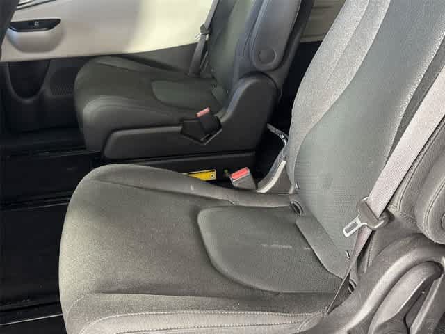 Used 2022 Kia Carnival LX FWD image 13