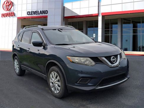 Used 2016 Nissan Rogue S w/ Appearance Package FWD image 2