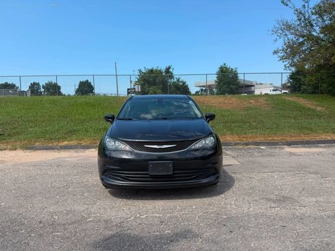 Used 2017 Chrysler Pacifica Touring FWD image 3