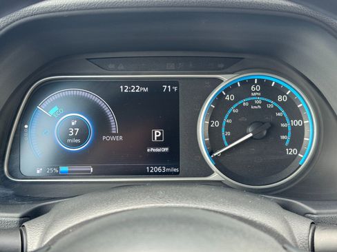 Used 2025 Nissan Leaf S image 17