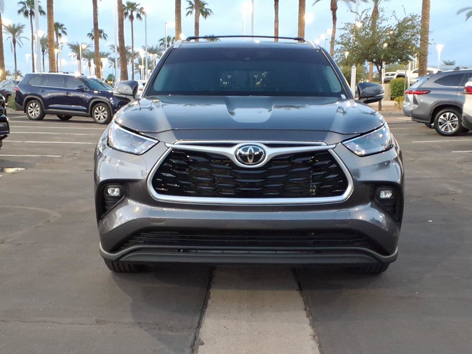 Used 2023 Toyota Highlander XLE FWD image 2