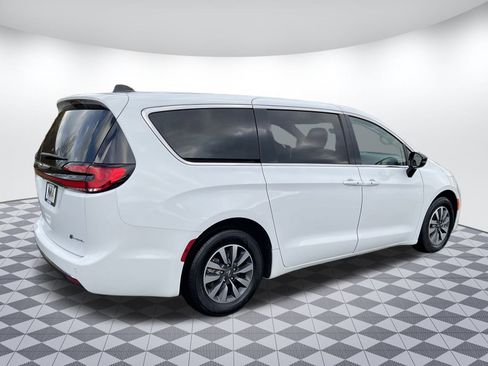 Used 2023 Chrysler Pacifica Touring-L image 3
