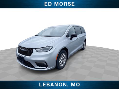 Used 2024 Chrysler Pacifica Touring-L FWD image 4