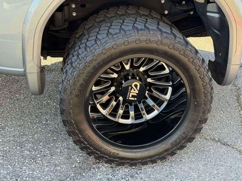 Used 2024 GMC Sierra 3500 SLT w/ SLT Premium Package image 29