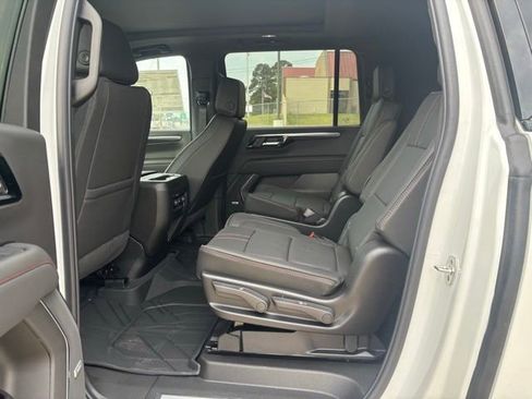 New 2026 Chevrolet Suburban RST image 12