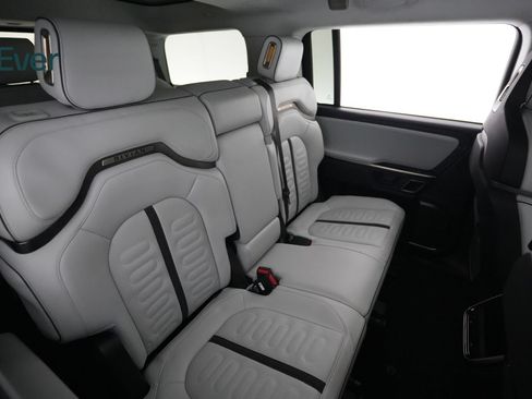 Used 2023 Rivian R1S Launch Edition AWD/4WD image 5